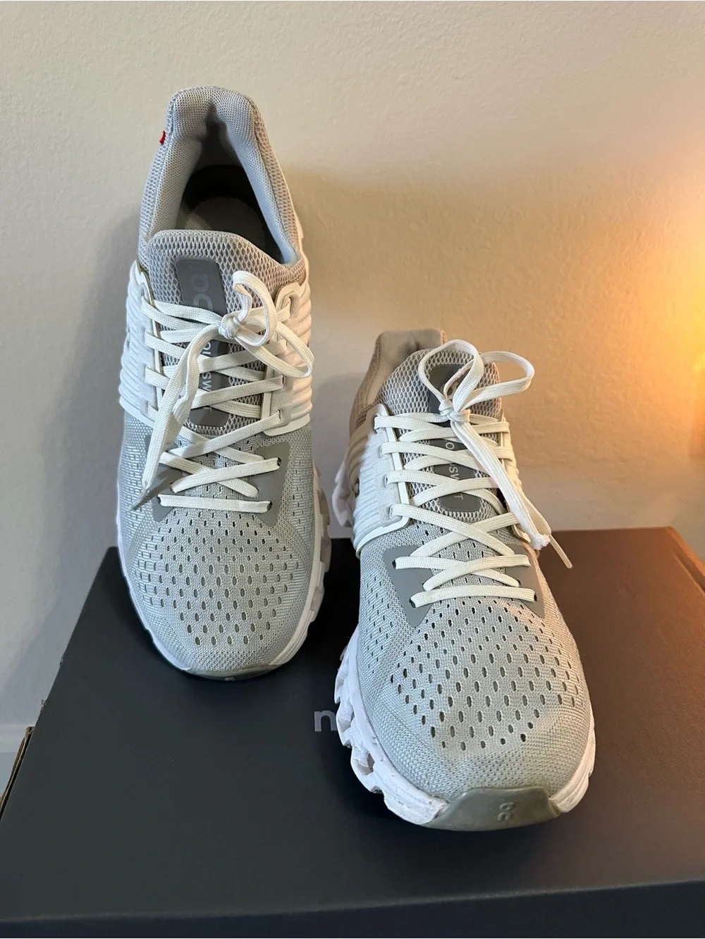 On Cloudswift Sneakers in Light Gray and White Size W9